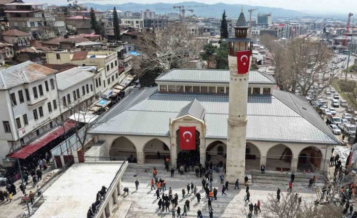 Depremde hasar gören 583 yıllık Ulu Cami yeniden ibadete açıldı