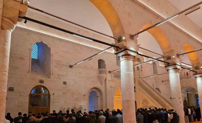 Depremde hasar gören tarihi Selahattin Eyyubi Camii yeniden ibadete açıldı