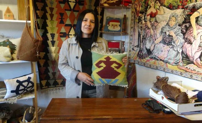 Depremde iş yerleri ve evleri yıkılan afetzede kadınlar, zanaatlarını kültür sanat çarşısında yaşatıyorlar