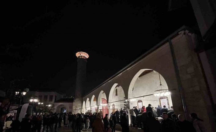 Depremin ardından yeniden inşa edilen Habibi Neccar Camii, Kadir Gecesi’nde vatandaşların akınına uğradı