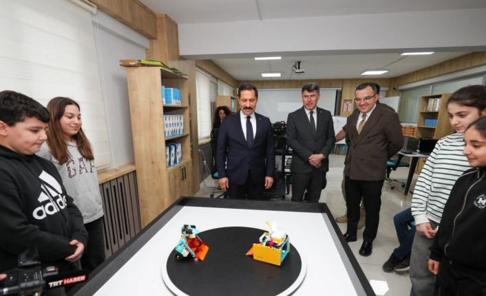 Depremin izlerinin silindiği kentte, 1540 takım, robot yarışmasında derece yapmak için mücadele verecek