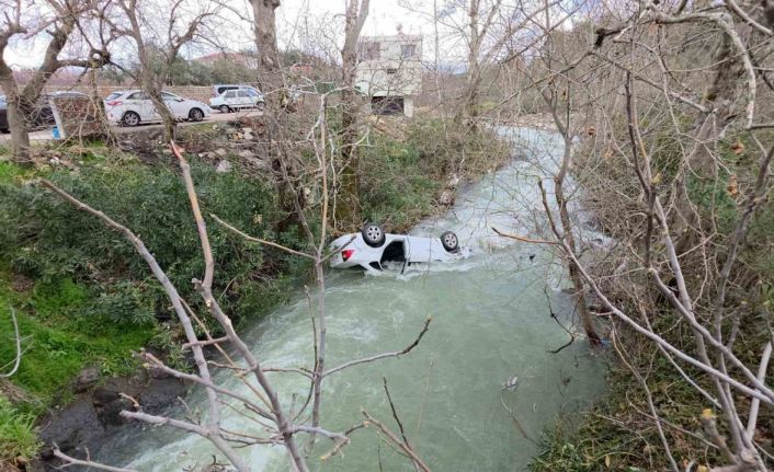 Dereye uçan otomobil suyla doldu, boğulma tehlikesi geçiren sürücüyü vatandaşlar kurtardı