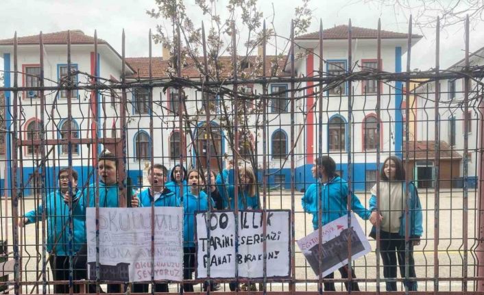 Devir kararı verilen Mimar Kemal Ortaokulu öğrenci ve velilerinden tepki