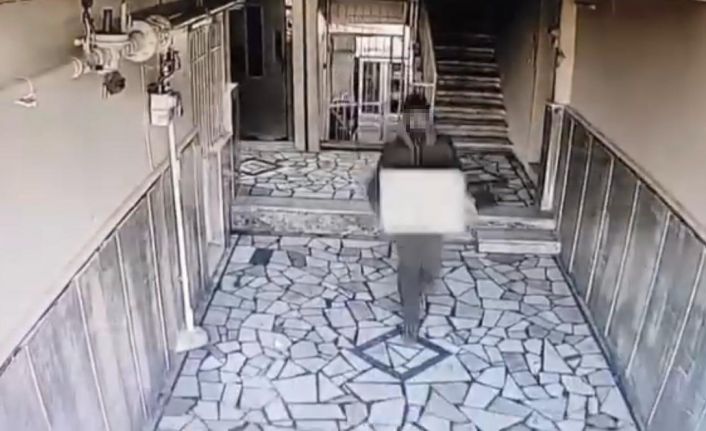 Diyarbakır’da garip hırsızlık girişimi: Önce çaldı, sonra geri bırakıp kameraya ’karışmadım’ el işaretini yaptı