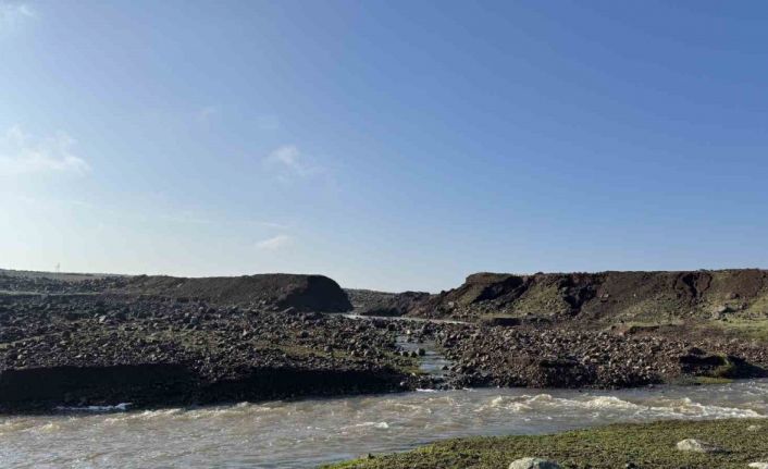 Diyarbakır’da sağanak nedeniyle sulama göleti patladı: Ekili alanlar su altında kaldı