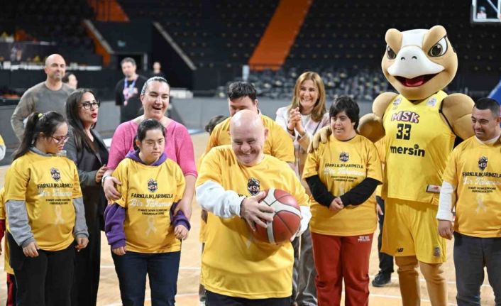 Down sendromlu çocuklar Mersin Spor Kulübü ile aynı sahada buluştu