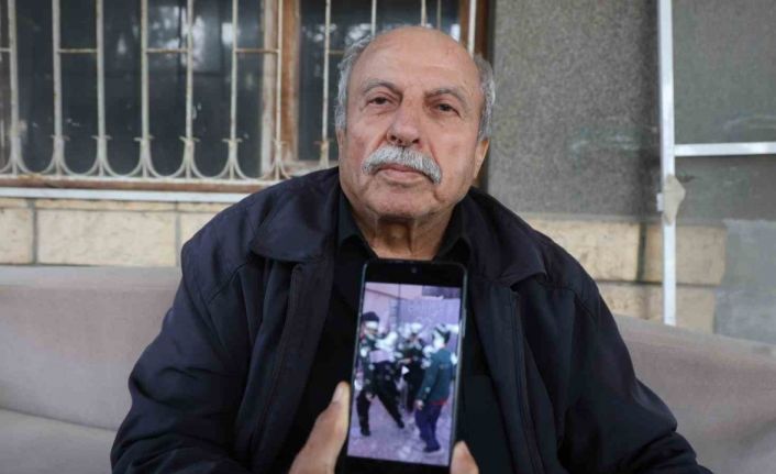 ’Dua etsinler yeter’ diyen yaşlı adam emekli maaşını mahalleliye dağıtıyor