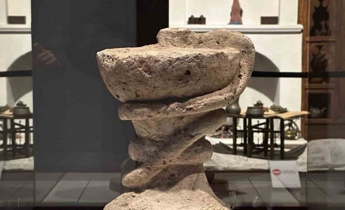 Eczacılık ve sağlığın sembolü sayılan 791 yıllık kadehe sarılı yılan heykeli bu müzede sergileniyor