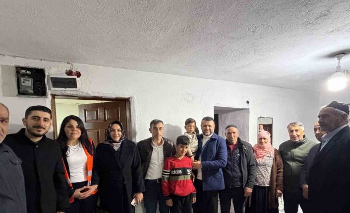 Eğil Belediye Başkanı Seydaoğlu her gün bir mahallede vatandaşlarla iftar yapıp hediyeler dağıtıyor