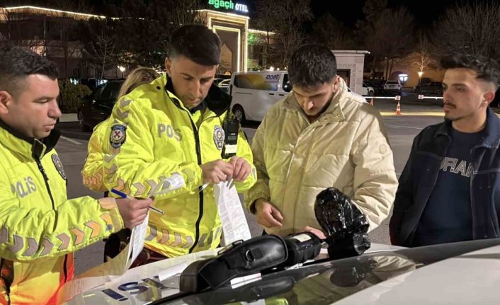 Egzoz patlatırken polise yakalandı, 19 bin 710 lira ceza yiyip arabasından oldu