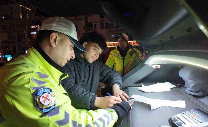 Egzoz sistemi mevzuata aykırı aracı 30 gün men edildi, "Samsun’dan tur atmak için geldim" dedi