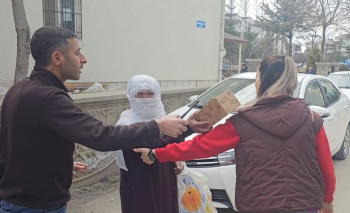 Elazığ’da dilenci zabıtalara yakalandı: "Al senin olsun" diyerek parayı teklif etti