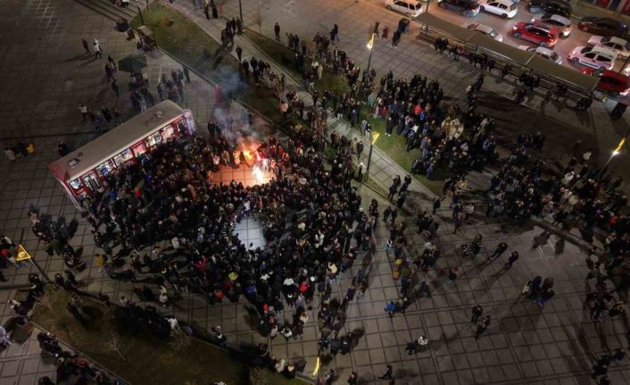 Elazığ’da yüzlerce kişi aynı anda halay çekti: O anlar böyle görüntülendi