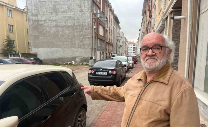 Engelli eşi için evlerinin önündeki sokakta engelli park yeri istiyor