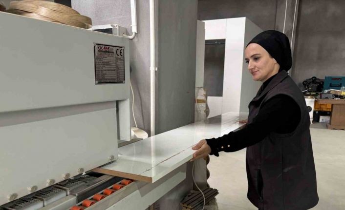 Enkazdan atölyeye bir hayat mücadelesi: İki çocuk annesi mobilyaya şekil veriyor