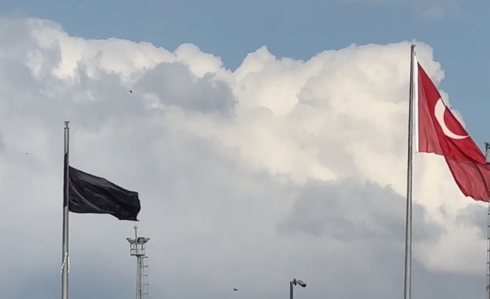 Esendere Sınır Kapısı’nda kısıtlama: İran tarafında dev siyah bayrak dikkat çekti