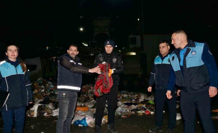 Esenyurt’ta çöpten servet çıktı: 1 milyon 200 bin TL’lik altın sahibine teslim edildi