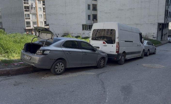 Esenyurt’ta içinde 16 öğrencinin bulunduğu servis minibüsünün freni boşaldı: O anlar kamerada