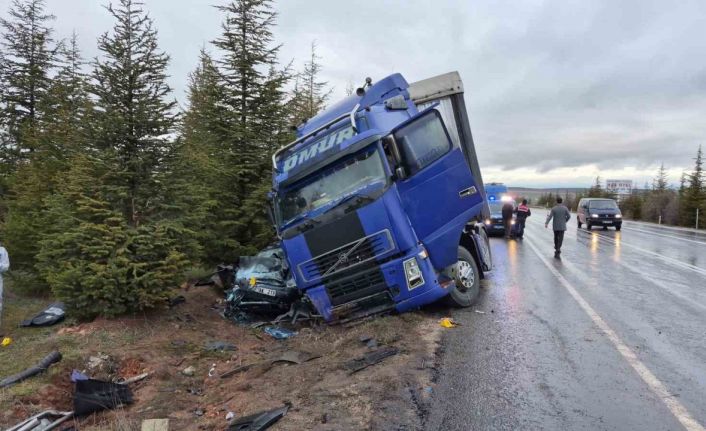 Eskişehir’de kontrolden çıkan tır otomobili altına aldı: 1 ölü, 1’i ağır 2 yaralı