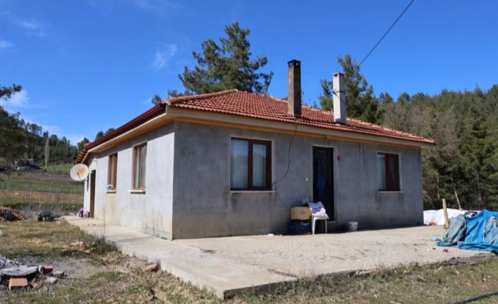 Eşlerin ölümle biten bıçaklı kavgasının ardından olayın yaşandığı ev sessizliğe büründü