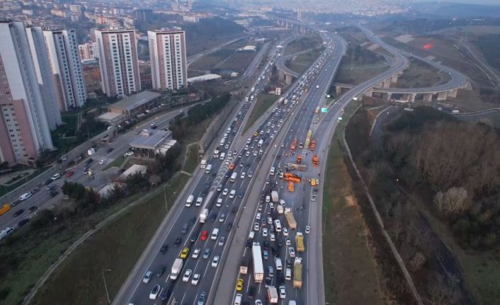 Eyüpsultan TEM’de zincirleme trafik kazası: Hafriyat kamyonu devrildi, iki araç bariyerlere çarptı