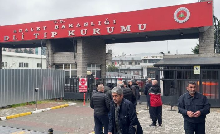 Fatih’te çöken binada hayatını kaybeden yaşlı kadının cenazesi Adli Tıp Kurumundan alındı