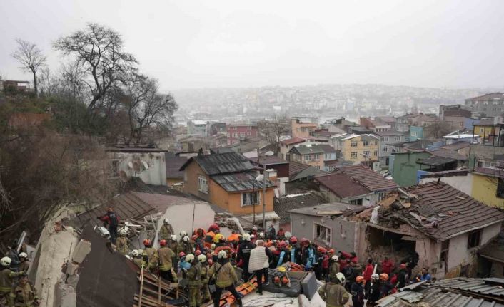 Fatih’te çöken binalarda enkaz altında kalanları kurtarılma çalışması devam ediyor