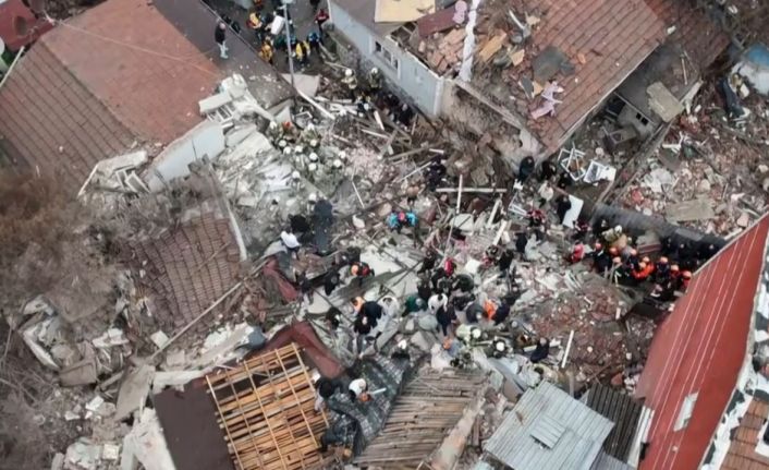 Fatih’te henüz bilinmeyen bir nedenle bina çöktü. Olay yerine itfaiye ekipleri sevk edildi.