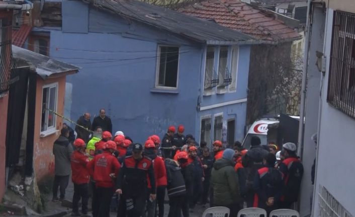 Fatih’te iki binanın çöktüğü mahallenin sakinleri konuştu: "Patlamayı duyduk, bomba zannettim"