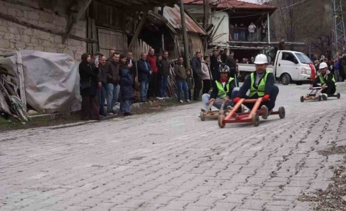 Fren yok, heyecan çok, geleneksel tahta araba yarışı bu yılda nefesleri kesti