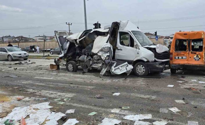 Freni patlayan tır dehşet saçtı: Öğrenci servisi dahil 7 araç birbirine girdi, 18 yaralı