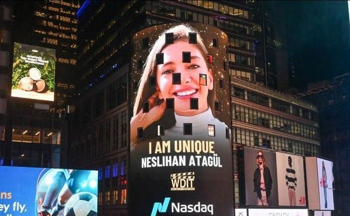Gazeteci Aslıgül Atasagun ve oyuncu Neslihan Atagül’ün yer aldığı "I AM" kampanyası New York’u aydınlattı