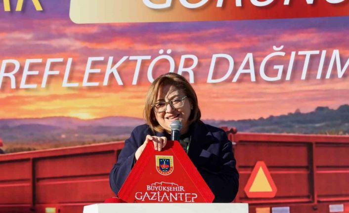 Gaziantep Büyükşehir’in "Reflektör Tak, Görünür Ol" projesinde ilk dağıtım gerçekleştirildi