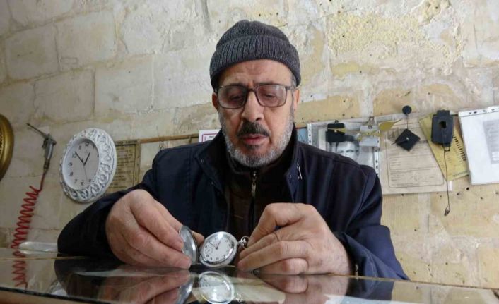 Gaziantepli 74 yaşındaki saat ustası 65 yıldır zamana ayar veriyor