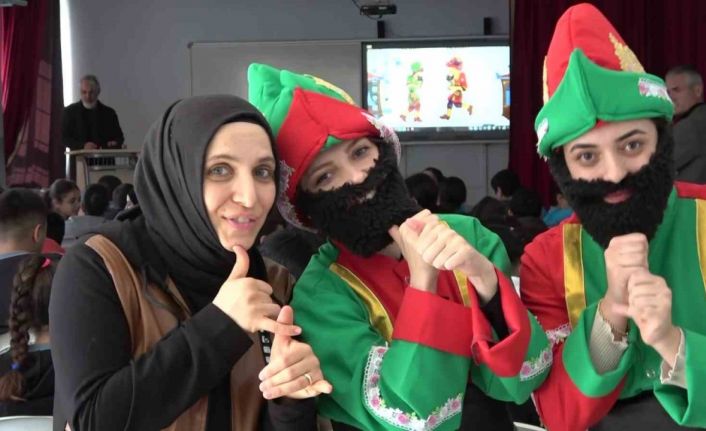 Genç kadınlar, Karagöz ile Hacivat olup "Kâbe’de Hacılar" ilahisini işaret diliyle sahneledi