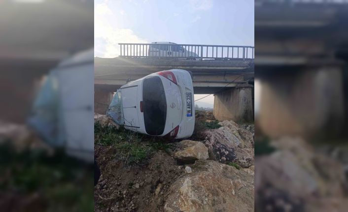 Genç sürücü ölümden döndü: Kontrolden çıkan araç köprüden uçtu, 1 yaralı