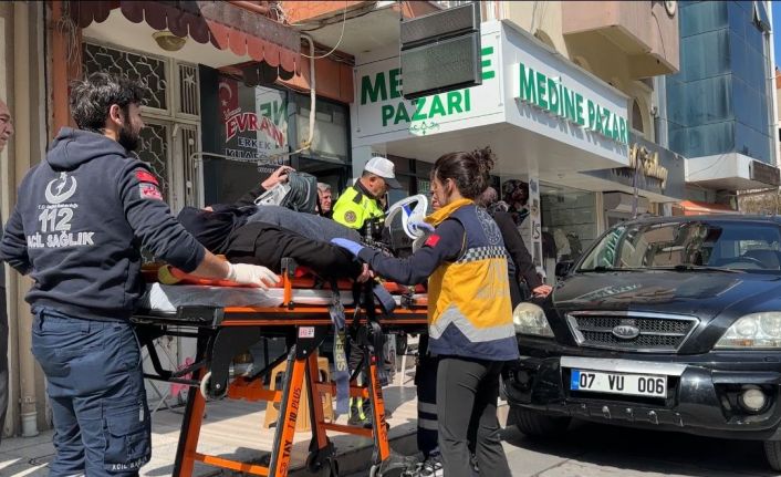 Geri manevra sırasında kaldırımda oturan yaşlı kadına çarpan sürücüye ’neden çarptın’ sitemi