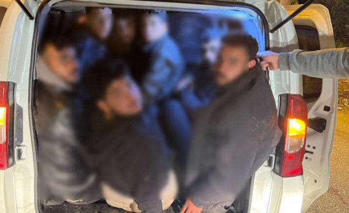 Göçmenleri tıka basa taşırken yakayı ele veren insan tacirine 102 bin TL ceza