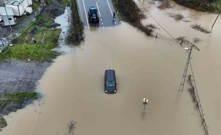 Göle dönen yolda mahsur kalan sürücü aracını bırakmadı, kurtarma anları görüntülendi