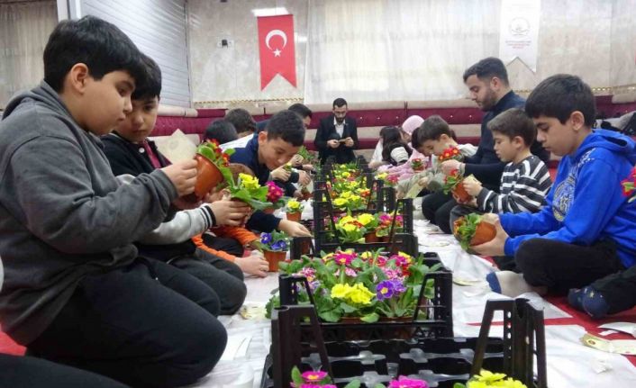 Gönüllere dokunan imam: Çocuklarla hazırladıkları çiçeklerle herkesi camiye davet ediyor