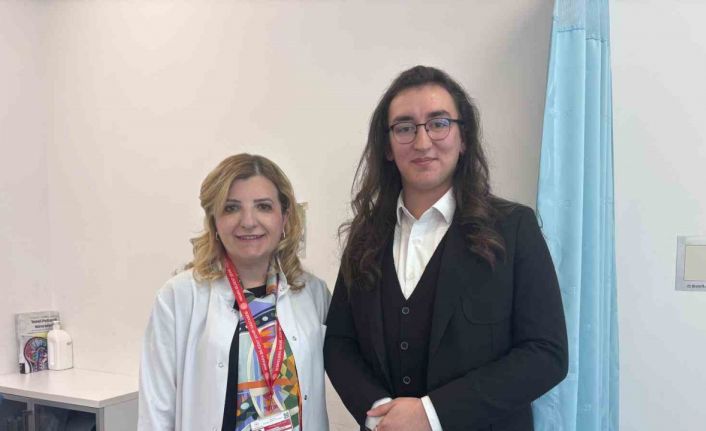 Görme kaybı yaşarken ders çalıştı, şimdi doktorlarıyla meslektaş olmayı hedefliyor