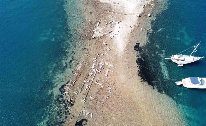 Gümüşlük koyunda sular çekildi, 3 bin 500 yıllık kral yolu ortaya çıktı