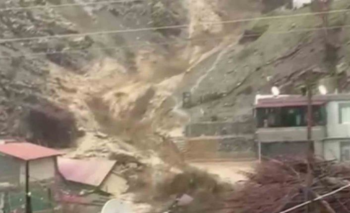 Güvenlik görevlisi son anda kaçtı, köpek sel sularıyla mücadele etti