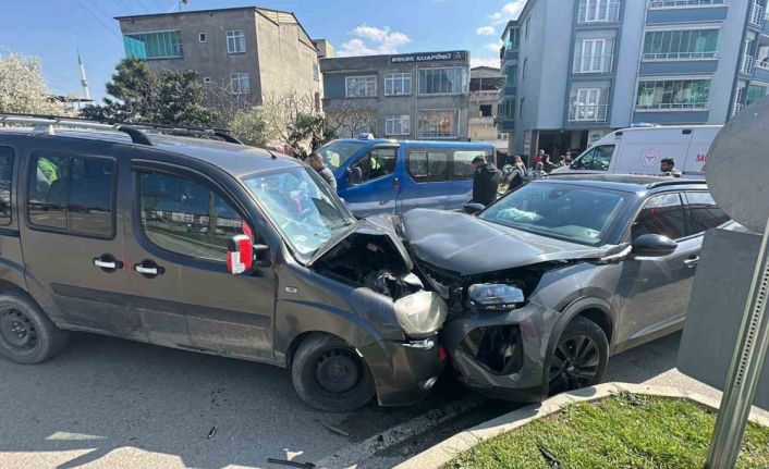 Hafif ticari araç ile SUV tipi araç kafa kafaya çarpıştı: 4 yaralı