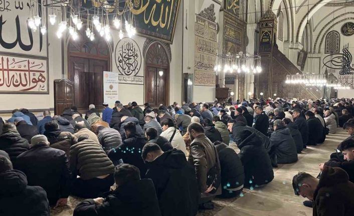 Hafta sonunu fırsat bilen vatandaşlar sabah namazında Ulu Camiye akın etti