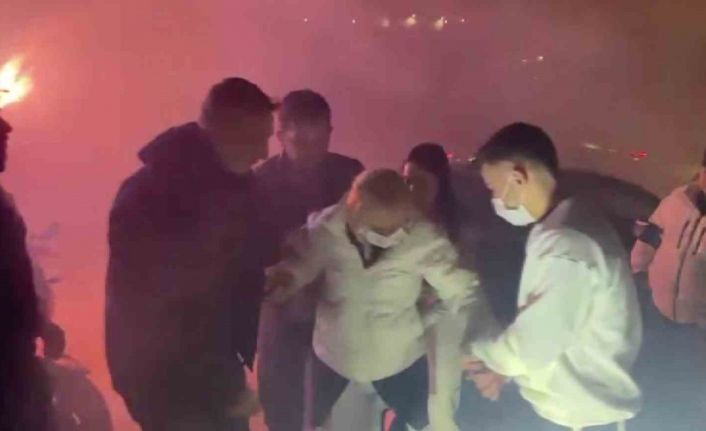 Hastanede tedavi gören kanser hastası kadına arkadaşlarından 8 Mart sürprizi