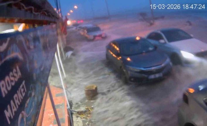 Hatay’da kuvvetli fırtınayla deniz taştı, iş yerleri zarar gördü... O anlar kamerada