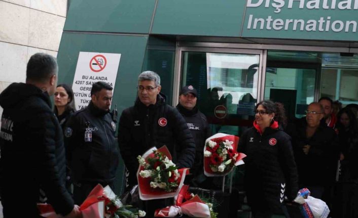 Havalı Silahlar Avrupa Şampiyonası’nı 7 madalyayla tamamlayan milli sporcular yurda döndü