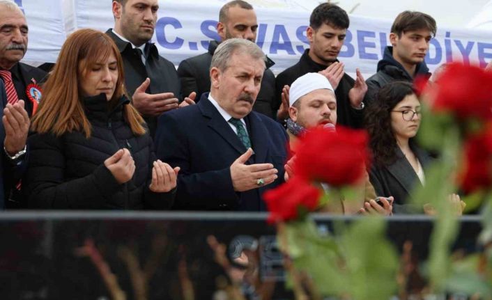 Helikopterin düşmesi sonucu BBP Genel Başkanı Muhsin Yazıcıoğlu ile birlikte hayatını kaybeden İsmail Güneş ve 4 kişi mezarları başında anıldı