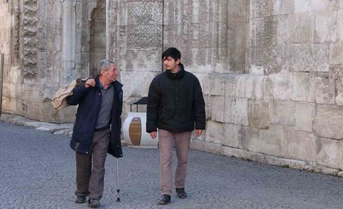 Hem seyyar satıcılık yapıyor, hem de gönüllü rehberlik hizmeti veriyor